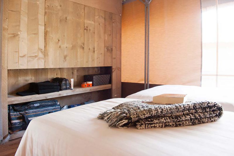 Glamping safaritent slaapkamer bij camping en chaletpark Recreatiepark 't Zand